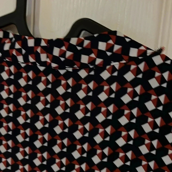 Reitmans all over  Geo print with 3/4 sleeves Blouse size M - Picture 5 of 11
